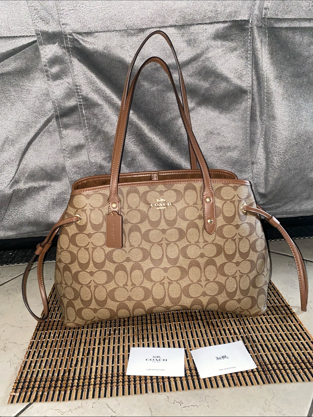 💯 authentic Coach Women's Signature Drawstring Carryall